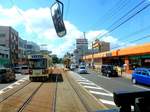 Nagasaki Strassenbahn – aus Gebrauchtmaterial zusammengebaute Wagen, Serie 1300. Wagen Nr. 1301-1305, im wesentlichen nur neue Wagenkasten, gebaut 1987-89. 2x38 kW Motoren, Drehgestelle und andere Teile gebraucht von eingestellten Strassenbahnen in Nordost-Kyûshû übernommen. Im Bild hat Wagen 1304 gerade gekreuzt; auf einer unscheinbaren Strasse mit grossem Nahrungsmittelsupermarkt, unweit der Endstation Akasako. 8.August 2013 