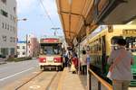 Strassenbahn Nagasaki, Serie 1700: Gemütlich warten Fahrgäste zum Einsteigen in Wagen 1702 an der Endstation Hotaru Jaya. 1.April 2018 