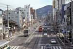 Die Strassenbahn von Nagasaki - die Innenstadt: Der Wandel des städtischen Lebensraums in Japan ist mit unglaublicher Wucht erfolgt. Hier ein Bild vom 20.März 1981 (mit Wagen 371, Serie 371-377); von den Nachkriegsbauten aus Holz ist nur noch ein Haus (am linken Bildrand) erkennbar. Die moderneren Gebäude sind chaotisch erstellt und von ziemlich schlechter Qualität. Vermutlich aus Geldmangel und Desinteresse hat die Strassenbahn hier - im Unterschied zu den meisten japanischen Städten - überlebt.  
