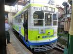 Die Strassenbahn von Nagasaki - Das Rollmaterial: Wagen 201-210. Auf dem Wagen 207 steht angeschrieben (sinngemäss):  In der Gluthitze des Sommers ein kühles Bier in diesem Wagen . Aufnahme in sehr engen Platzverhältnissen an der Endstation Shôkakuji-shita, 8.August 2013. 