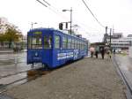 Takaoka Manyô-Linie, alte Wagen Serie 7070: Wagen 7076 am Bahnhof Takaoka, wo grosse Umbauarbeiten im Gang sind im Hinblick auf die neue Hokuriku-Shinkansen Linie, die in etwa 1 Jahr Takaoka erreichen wird. 25.Oktober 2013.  