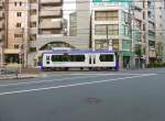 Tokyo Strassenbahn: Der neue Wagen 8806 wurde in einem eleganten weiss/violettem Anstrich geliefert. tsuka, 24.Juni 2011.