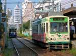 Tokyo Strassenbahn: Wagen 7029 (Umbauwagen, ca.1977) hat gerade die Haltestelle Kshinzuka erreicht, whrend der blaue  Retro-Wagen  9002 (Baujahr 2008) davonfhrt. 10.Oktober 2011.