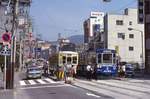Die Strassenbahn von Nagasaki - Zentralstation in der Stadtmitte am 18.März 1981. Kreuzung der beiden Wagen 302 und 503. Man vergleiche das Bild mit dem folgenden mit dem Wagen 216, am fast genau gleichen Ort, aber über 30 Jahre später. 