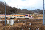 Der Hochgeschwindigkeitszug nach Yamagata (Yamagata Shinkansen) verlässt die Schnellfahrstrecke in Fukushina und fährt auf der umgespurten Lokalstrecke (1067 mm -> 1435 mm) hinauf aufs