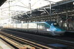 Shinkansen-Express  Yamabiko  nach Tôkyô mit JR East Elektrotriebzug Serie E5, In Utsunomiya Bahnhof, Am 27.12.2023. 