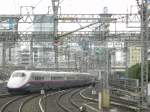 E2 Series Shinkansen bei der Einfahrt nach JR Tokyo in Richtung Norden.