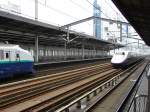 Whrend links der Zug zum Stehen kommt, braust ein anderer Zug in Gegenrichtung mit Hchstgeschwindigkeit (>300km/h) durch den Bahnhof Oyama - 28/06/2007
