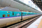 Wagen des Hokkaidô Shinkansen tragen stolz das Signet von JR Hokkaidô, über 800 km von Tokyo entfernt.
