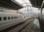 Serie 800: Das südliche Ende des japanischen Shinkansen, Kagoshima (Chûô-Bahnhof). Zug Nr.2 ist gerade eingefahren, da bricht vor ihm der Vulkan Sakurajima aus. 30.November 2010.