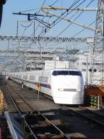 Series 300 Shinkansen aus Hakata bei der Einfahrt in Shin-Osaka.