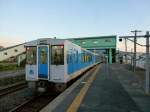 KIHA 101: Im letzten Abendlicht steht ein Zug mit den Triebwagen KIHA 101-5, 13, 8 und 1 in Kita Yamagata, 18.Oktober 2011.