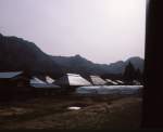 Die KIHA 40 Triebwagen der Ban-etsu-Linie (Westabschnitt); auf der Fahrt im Wagen KIHA 40 502. Die charakteristischen Dächer der Bergbauernhöfe glitzern im Nachmittagslicht. Hideya, 16.April 2008.