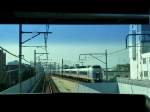 Serie 351: Begegnung auf der S-Bahn Tokyo; diese verläuft heute über weite Strecken in Hochlage. Der Intercity-Zug, bestehend aus einem 4-Wagen und einem 8-Wagen-Modul, ist aus Matsumoto im zentraljapanischen Hochland heruntergekommen. Tokyo-Musashi Koganei, 4.November 2011. (Aufnahme durch die verglaste Führerstandrückwand einer S-Bahn)