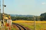 Unterwegs mit dem Triebzug  Accum  mit Energiebezug aus Energiespeicher: Spiegelung des Zuges an der Haltestelle Kobana der Karasuyama-Linie.