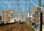 Serie 255: Ein Zug etwa halbwegs zwischen den Städten Tokyo und Chiba. Bei Moto-Yawata, 6.März 2013. 