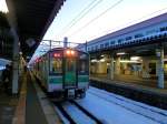 Serie 701 des Bezirks Morioka: Im letzten Abendlicht Ankunft im eiskalten Kitakami. Bild: Zug 701-1026, 10.Februar 2013. 