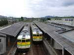 Serie 115 - die Bahn am heiligen Berg Yahikosan: In Yoshida kreuzen sich die beiden Kurszüge der Yahiko-Linie, links Zug 115-501, rechts Zug 115-504.