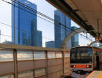 Monströse Gebäude in Tokyo: Hauptbahnhof Tokyo, Hochbahnsteig, mit Triebwagenzug 209-1002. 22.April 2022 