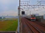 Serie 205, Musashino-Linie: Ein Zug von Tokyo her trifft in Ichikawa Shiohama ein.