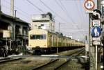 Serie 103:　Ein Zug der mit gelben Wagen bedienten Verbindungsstrecke Akabane-Linie im Norden von Tokyo in einem der ältesten Viertel der Stadt, Jûjô.