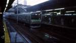 Serie 205: Ein Taifun-Tag an der Yokohama-Linie: Heftiger Regen hat eingesetzt, es ist düster, drückend-schwül und stickig-heiss in Yokohama, als der Zug mit KU-HA 204-70 an der Spitze einfährt. 22.September 1996.  YOKOHAMA-LINIE 