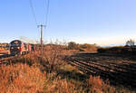 Am Bahnübergang eines kleinen Landwegs in Mareppu (Insel Hokkaidô): Blick aufs Meer, mit einem schweren Güterzug, geführt von der DF200-61.