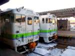 Lokalverkehr in Ost-Hokkaido: In Kushiro warten drei Lokalzüge auf Abfahrt; man erkennt, mit welcher Präzision japanische Lokführer ihre Züge millimetergenau am Bahnsteig zum