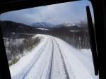 KIHA 283 - aus dem Frontfenster gewinnt man einen Eindruck vom Neigeverhalten dieses Zuges. Oberhalb Shintoku beim Aufstieg zum Karikachi-Pass. 19.Februar 2009. (Aufnahme durch das damals öffentlich zugängliche Stirnfenster unterhalb des Hochführerstands) SEKISHÔ-LINIE/NEMURO-HAUPTLINIE 