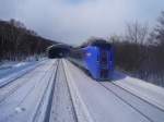 KIHA 283 (キハ283): Ein Zug von Sapporo nach Kushiro braust in Hirouchi vorbei auf dem Abstieg Richtung Ost-Hokkaido. 19.Februar 2009. (Aufnahme durch das damals öffentlich zugängliche Stirnwandfenster unterhalb des Hochführerstands)  SEKISHÔ-LINIE/NEMURO-HAUPTLINIE 