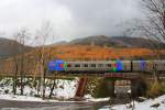 Intercity-zug Serie 283: In einigen Sekunden bricht ein eisiger Schneesturm über den Zug herein, der sich bei Tomamu im Aufstieg über den Pass befindet. 28.Oktober 2015. SEKISHÔ-LINIE/NEMURO-HAUPTLINIE 