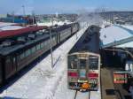 Lokalverkehr in Ost-Hokkaido: Die beiden Triebwagen KIHA 54 514 und KIHA 54 507 haben Shibecha erreicht. Links steht ein Dampf-Sonderzug mit Lok C11 171, dahinter ist die Akan-Vulkankette sichtbar. 18.Februar 2009. SEMMÔ-LINIE 