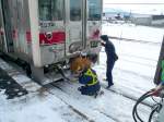 Lokalverkehr in Ost-Hokkaido: KIHA 54 507 hat den KIHA 40 721 von Abashiri nach Shiretoko Shari mitgebracht; jetzt werden die beiden Wagen entkuppelt und die Kupplung des KIHA 54 507 verpackt.