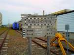 KIHA 261: Die Tafel besagt:  Nördlichster Punkt des japanischen Bahnnetzes - Hier ist das Ende der Schienen, die sich von Süden nach Norden erstrecken, vom südlichsten Punkt auf der Ibusuki-Makurazaki-Linie, Bahnhof Nishi Ôyama, bis zum nördlichsten Punkt, Sôya Hauptlinie, Bahnhof Wakkanai.  Ein Zug mit Frontwagen KIROHA 261-202 steht in Wakkanai, 27.August 2008. SÔYA-HAUPTLINIE 