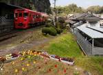 Typisch in Japan sind die liebevoll mit Blumen geschmückten Bahnhöfe. Triebwagen KIHA 220-204 bereitet sich vor auf die Fahrt hinauf zu den Dörfern in der Caldera des Vulkans Aso. Zentral-Kyûshû, Bungo Taketa, 3.April2018. HÔHI-HAUPTLINIE 