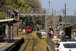 Menschen an der Ost-West-Transversalen auf der Insel Kyûshû. Lokalzug (Triebwagen KIHA 200-1004/200-4) umrahmt von der Passerelle der Station Inukai. 3.April 2018   HÔHI-HAUPTLINIE