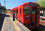 Die südliche der beiden Transversalen quer über die Insel Kyûshû (die Hôhi Hauptlinie): einige wenige Male am Tag kann ein Triebwagen noch etwas weiter in die Berge vorstossen bis Bungo Ogi. Danach liegen die Schienen rostig da (knapp im Bild zu erkennen). Wagen KIHA 220-204, 1.Mai 2016. HÔHI-HAUPTLINIE 