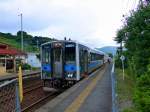 Die KIHA 31 Triebwagen wurden 1986-1988 teils noch von der alten Staatsbahn gebaut und haben viele Bestandteile von Abbruchfahrzeugen, etwa die bequemen Sitzgruppen aus alten Shinkansen-Wagen.