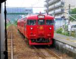 Serie 713: Ein Wechselstromtriebzug (Zug 713-4) der Region Miyazaki in Südost-Kyûshû kreuzt in Totoro, 28.Juli 2013. (Bild durch die verglaste Führerstand-Rückwand eines Gegenzugs) 
