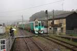 Lokalverkehr auf Shikoku - der Nordosten: Kreuzung im Regen - Die beiden Triebwagen 1510 und 1502 kommen die Ostküste von Shikoku herauf und haben Kuwano erreicht.
