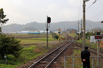 Lokalverkehr auf Shikoku - der Nordosten: Im feinen Morgenregen erreicht ein Zweiwagenzug (KIHA 47 191 + KIHA 47 145) die kleine Ortschaft Tatsue an der Ostküste von Shikoku.