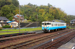 KIHA 40 2107 in Mugi an der Ostküstenlinie der Insel Shikoku, 3.April 2015.