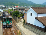Regionalverkehr im Nordosten der Insel Shikoku - die Zweiglinie an die Meerenge von Naruto: Triebwagen 1245 wartet an der Abzweigung von Ikenotani, 10.August 2013.