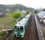 An der Strecke von Tokushima ins Innere der Insel Shikoku. Frühling! Kirschblüten, Regen, der die Fruchtbarkeit der Natur verspricht, und ein grellgelber Regenschirm. Triebwagen 1514 und 1251 in Yamase, 3.April 2015. 