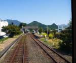 KIHA 32: Bei der Einfahrt in die kleine Landstation Iyo Miyanoshita im Hinterland von West-Shikoku begegnet KIHA 32 10.