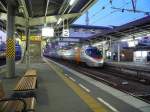 JR Shikoku Serie 8000: Ein 8-Wagenzug (3+5 Wagen) hat die Endstation Matsuyama erreicht. Zuvorderst der westseitige Frontwagen 8501. 17.September 2009. 