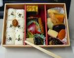 KIHA 85 (キハ８５): Oeffnet man die in einem KIHA 85-Triebwagenzug servierte Snack-Schachtel, erscheinen Dutzende verschiedener Speisetypen, Salziges, Süsses, Festes,