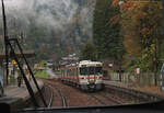 JR Tôkai, KIHA 25: Bei der Einfahrt ins Bergdorf Yakeishi begegnet Zug KIHA 25-4, vom Hida-Pass herkommend. Aufnahme durch die verglaste Führerstandrückwand. 7.November 2023    