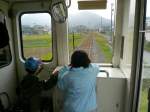 Kuzuryû-Linie: Noch sind japanische Kinder gefühlsmässig eng mit der Eisenbahn verbunden. Intensiv erleben sie die Fahrt in KIHA 120-202 bei Echizen Ôno mit. 3.November 2008. 