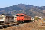 Die Dieselzüge von JR Westjapan waren früher farbenfroher, aber das heute einheitliche Rot macht sich im Sonnenlicht vor dem grünen Hintergrund der Berge nicht schlecht. Im Hochland von Westjapan bei Miyoshi die beiden Triebwagen KIHA 47 39 und KIHA 47 3501. 26.März 2017. 